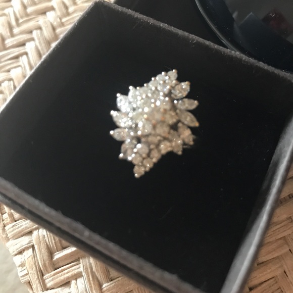 14k genuine gold 6 clusters diamond ring. - Picture 2 of 4